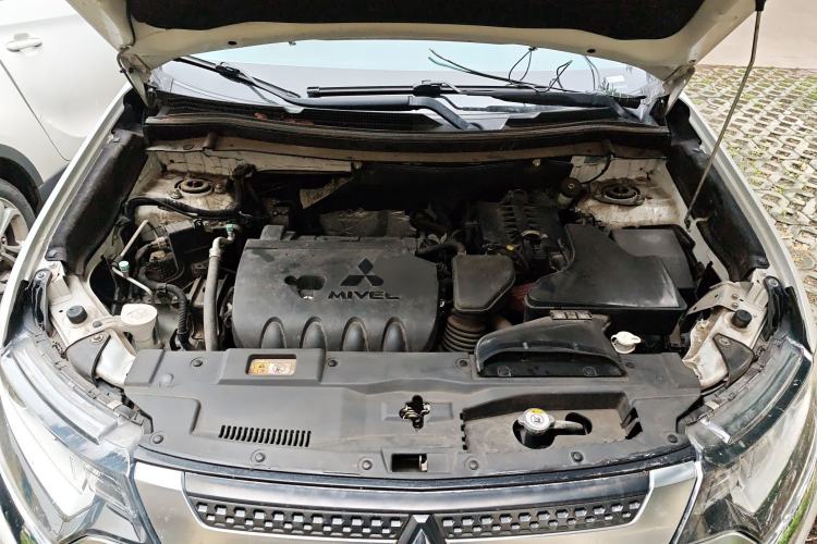 Used Mitsubishi Outlander 2019 2.0L Two-Wheel Drive Comfort Edition 5 Seats China VI Standard Engine Bay