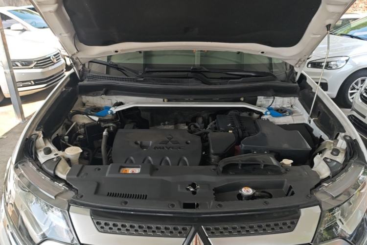 Used Mitsubishi Outlander 2019 2.0L Two-Wheel Drive Comfort Edition 5 Seats China V Standard Engine Bay