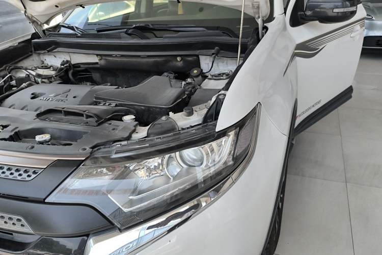 Used Mitsubishi Outlander 2019 2.0L Two-Wheel Drive Comfort Edition 5 Seats China VI Standard Engine Bay Left