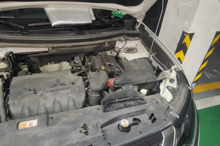 Used Mitsubishi Outlander 2019 2.4L 4x4 Zhi Xiang Edition 7 Seats China VI Standard Engine Bay Left