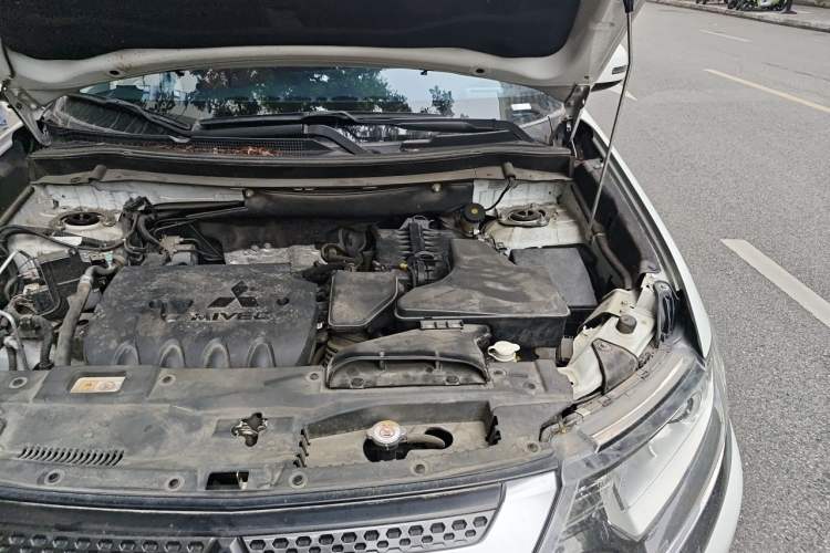 Used Mitsubishi Outlander 2019 2.0L Two-Wheel Drive Comfort Edition 5 Seats China VI Standard Engine Bay Left