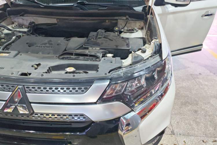 Used Mitsubishi Outlander 2019 2.4L 4x4 Zhi Xiang Edition 7 Seats China VI Standard Engine Bay Left