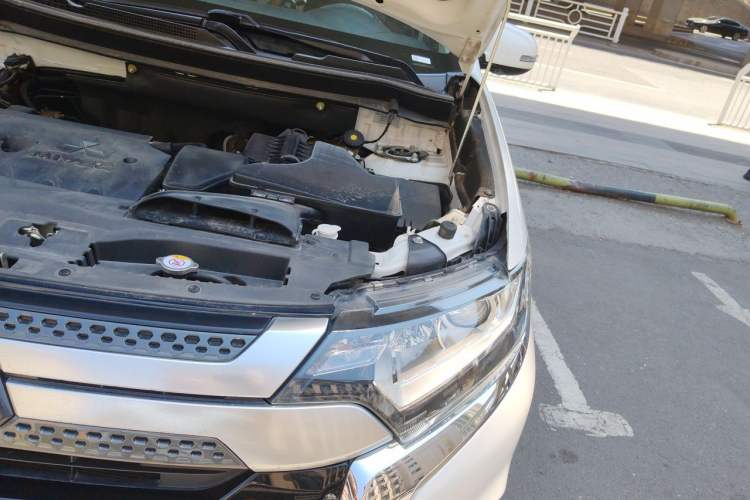 Used Mitsubishi Outlander 2019 2.0L Two-Wheel Drive Comfort Edition 5 Seats China VI Standard Engine Bay Left