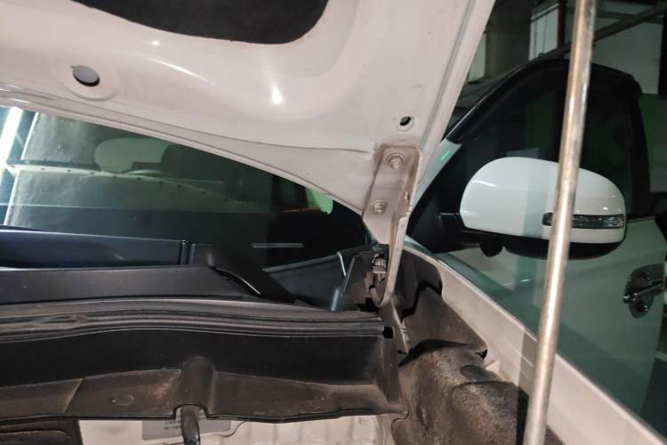 Used Mitsubishi Outlander 2019 2.0L Two-Wheel Drive Comfort Edition 7-Seater China VI Standard Engine Bay Left