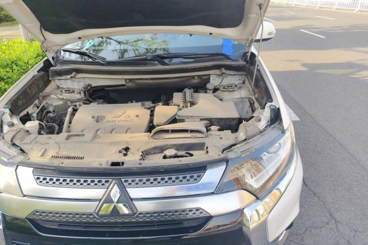 Used Mitsubishi Outlander 2019 2.0L Two-Wheel Drive Comfort Edition 5 Seats China VI Standard Engine Bay Left