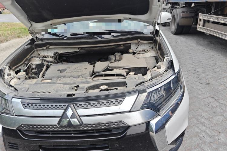 Used Mitsubishi Outlander 2019 2.4L 4x4 Zhi Xiang Edition 7 Seats China VI Standard Engine Bay Left
