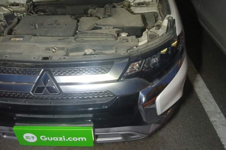 Used Mitsubishi Outlander 2019 2.4L 4x4 Zhi Xiang Edition 7 Seats China V Emission Standard Engine Bay Left