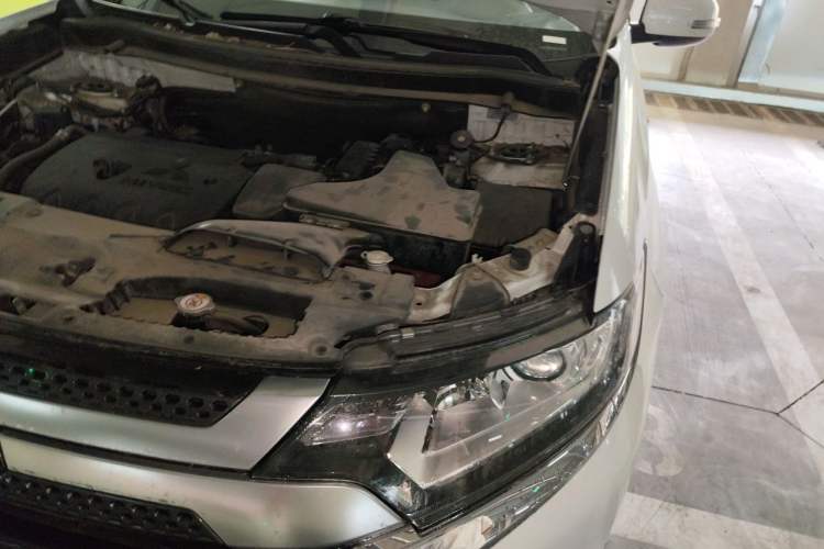 Used Mitsubishi Outlander 2019 2.0L Two-Wheel Drive Comfort Edition 5 Seats China VI Standard Engine Bay Left