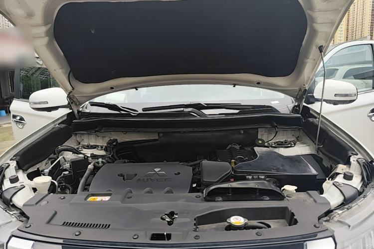 Used Mitsubishi Outlander 2019 2.4L 4x4 Zhi Xiang Edition 7 Seats China VI Standard Engine Bay
