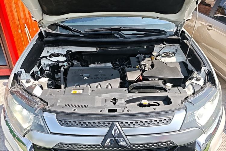Used Mitsubishi Outlander 2019 2.0L Two-Wheel Drive Comfort Edition 5 Seats China V Standard Engine Bay