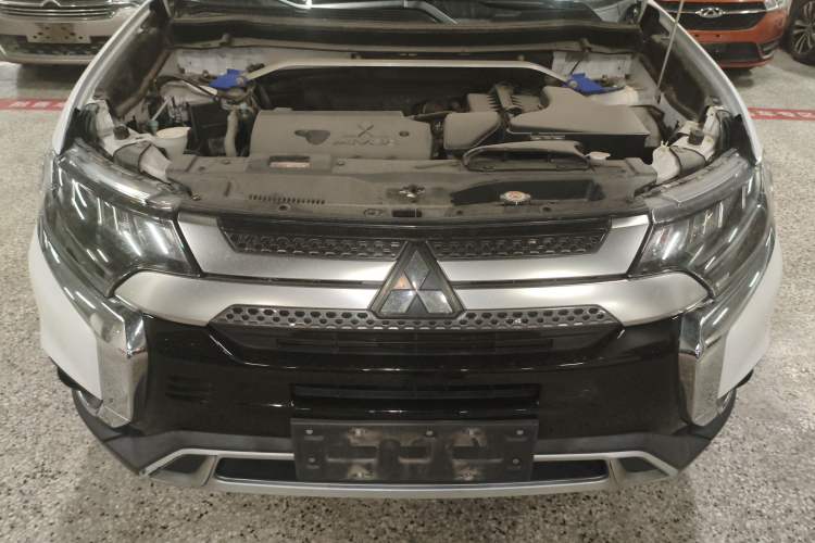 Used Mitsubishi Outlander 2019 2.4L 4x4 Zhi Xiang Edition 7 Seats China VI Standard Engine Bay