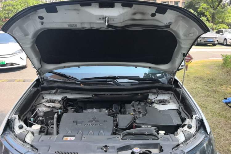Used Mitsubishi Outlander 2019 2.4L 4x4 Zhi Xiang Edition 7 Seats China VI Standard Engine Bay