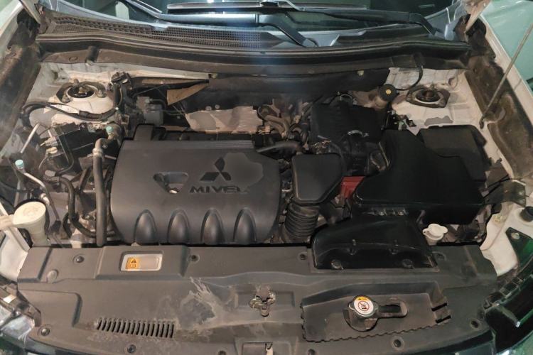 Used Mitsubishi Outlander 2019 2.0L Two-Wheel Drive Comfort Edition 7-Seater China VI Standard Engine Bay