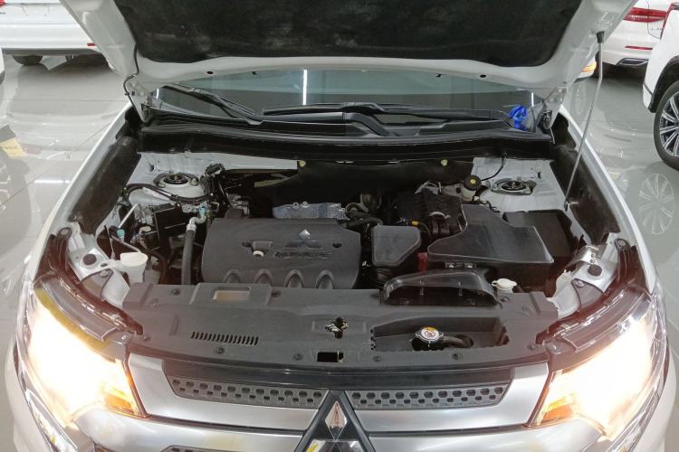 Used Mitsubishi Outlander 2019 2.0L Two-Wheel Drive Comfort Edition 5 Seats China VI Standard Engine Bay