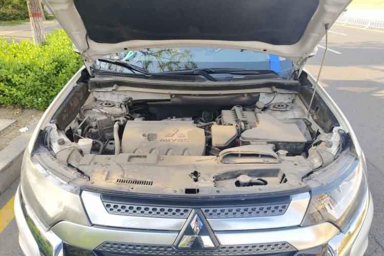 Used Mitsubishi Outlander 2019 2.0L Two-Wheel Drive Comfort Edition 5 Seats China VI Standard Engine Bay