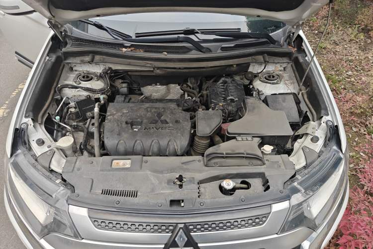 Used Mitsubishi Outlander 2019 2.0L Two-Wheel Drive Comfort Edition 5 Seats China VI Standard Engine Bay