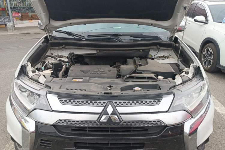 Used Mitsubishi Outlander 2019 2.0L Two-Wheel Drive Comfort Edition 5 Seats China V Standard Engine Bay