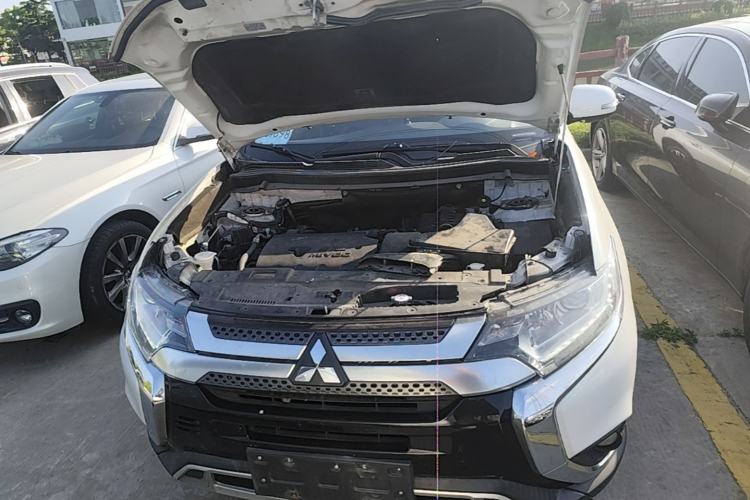 Used Mitsubishi Outlander 2019 2.0L Two-Wheel Drive Comfort Edition 5 Seats China VI Standard Engine Bay