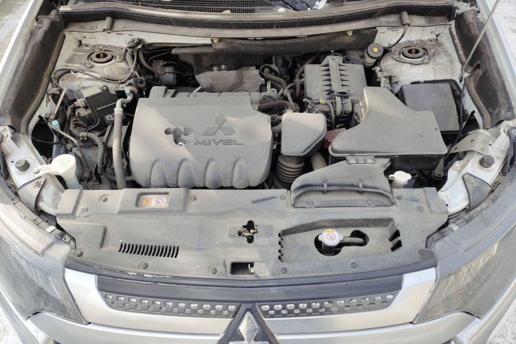 Used Mitsubishi Outlander 2019 2.4L 4x4 Zhi Xiang Edition 5 Seats China VI Standard Engine Bay