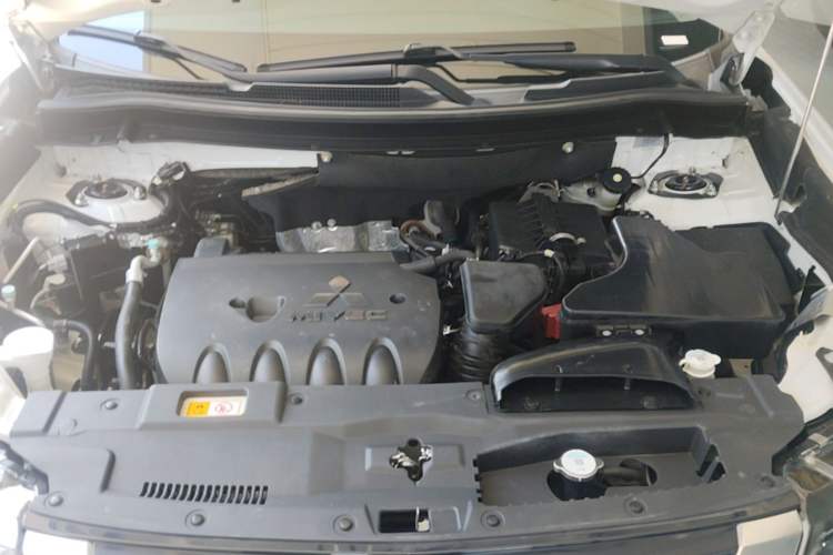 Used Mitsubishi Outlander 2019 2.0L Two-Wheel Drive Comfort Edition 5 Seats China VI Standard Engine Bay