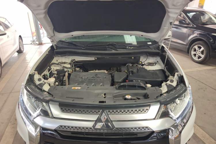 Used Mitsubishi Outlander 2019 2.0L Two-Wheel Drive Comfort Edition 5 Seats China VI Standard Engine Bay
