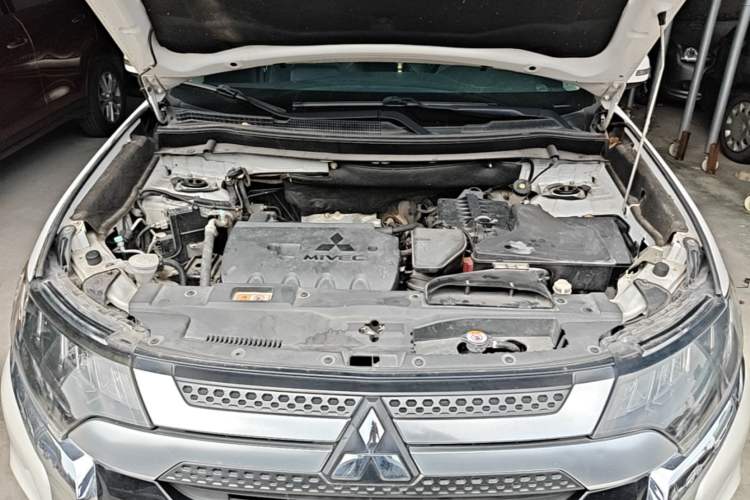 Used Mitsubishi Outlander 2019 2.4L 4x4 Zhi Xiang Edition 5 Seats China VI Standard Engine Bay