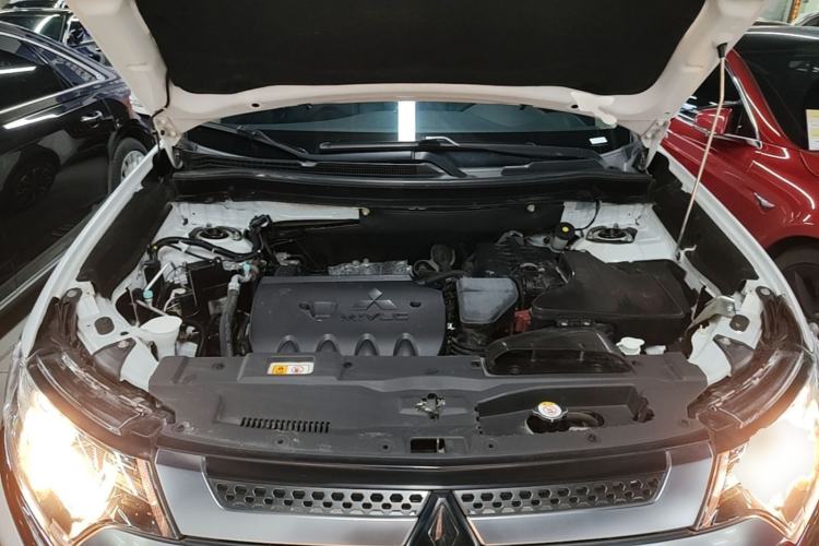 Used Mitsubishi Outlander 2019 2.0L Two-Wheel Drive Comfort Edition 5 Seats China VI Standard Engine Bay