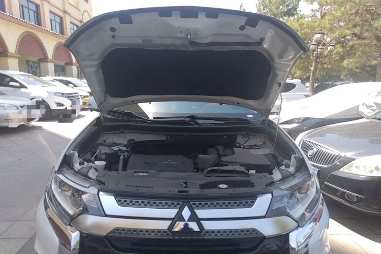 Used Mitsubishi Outlander 2019 2.0L Two-Wheel Drive Comfort Edition 7-Seater China VI Standard Engine Bay