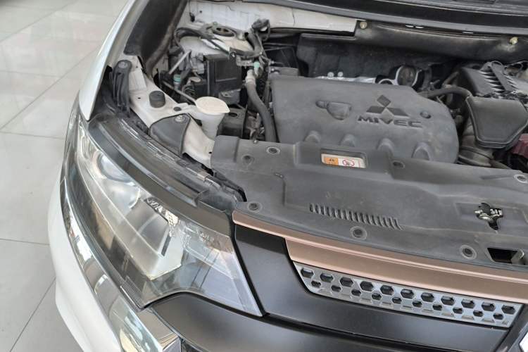 Used Mitsubishi Outlander 2019 2.0L Two-Wheel Drive Comfort Edition 5 Seats China VI Standard Engine Bay Right
