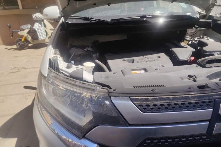 Used Mitsubishi Outlander 2019 2.0L Two-Wheel Drive Comfort Edition 5 Seats China VI Standard Engine Bay Right