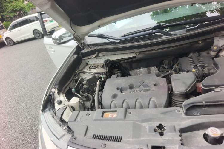 Used Mitsubishi Outlander 2019 2.0L Two-Wheel Drive Comfort Edition 5 Seats China V Standard Engine Bay Right