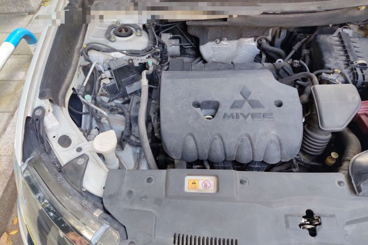 Used Mitsubishi Outlander 2019 2.4L 4x4 Zhi Xiang Edition 7 Seats China V Emission Standard Engine Bay Right