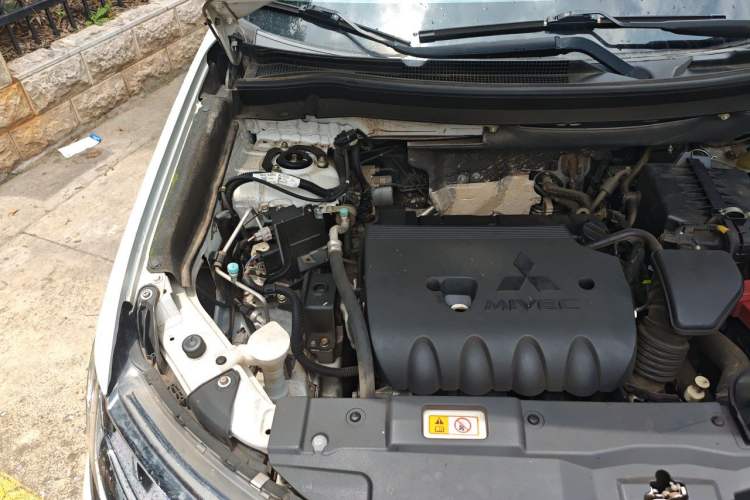 Used Mitsubishi Outlander 2019 2.4L 4x4 Zhi Xiang Edition 5 Seats China V Emission Standard Engine Bay Right