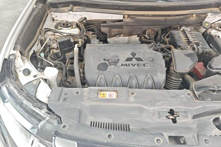 Used Mitsubishi Outlander 2019 2.0L Two-Wheel Drive Comfort Edition 5 Seats China VI Standard Engine Bay Right