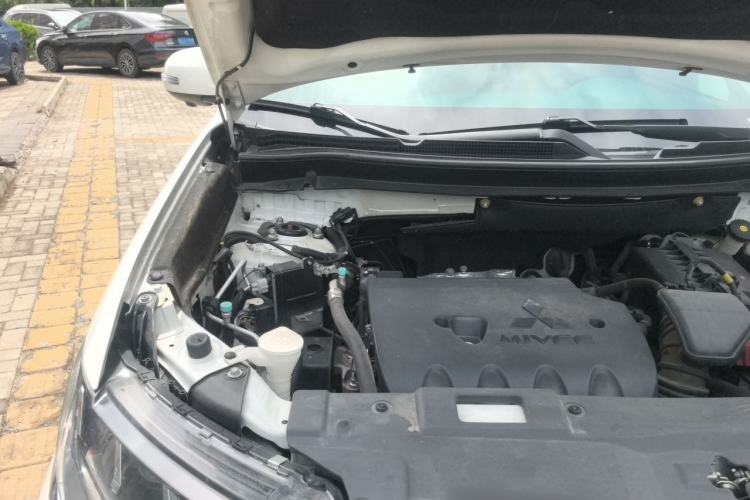 Used Mitsubishi Outlander 2019 2.4L 4x4 Zhi Xiang Edition 7 Seats China VI Standard Engine Bay Right