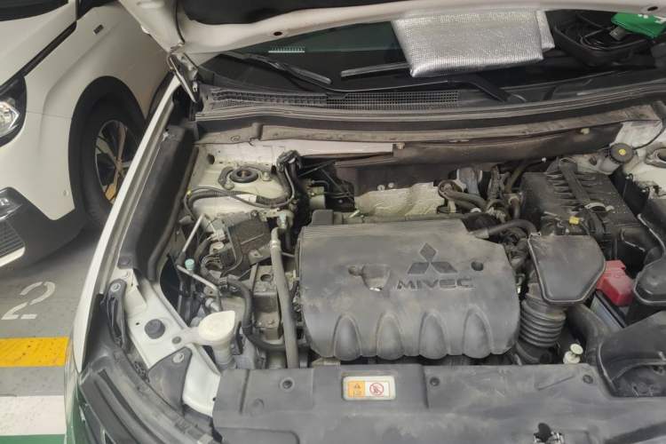 Used Mitsubishi Outlander 2019 2.4L 4x4 Zhi Xiang Edition 7 Seats China VI Standard Engine Bay Right
