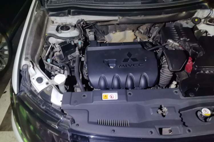 Used Mitsubishi Outlander 2019 2.4L 4x4 Zhi Xiang Edition 5 Seats China V Emission Standard Engine Bay Right