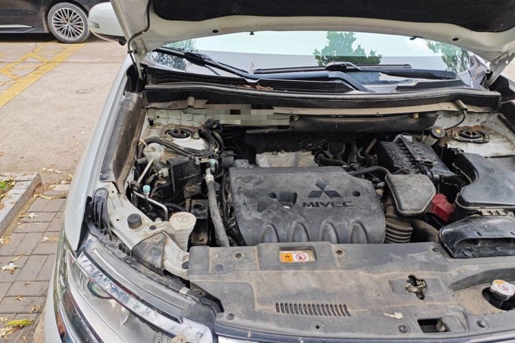 Used Mitsubishi Outlander 2019 2.0L Two-Wheel Drive Comfort Edition 7-Seater China VI Standard Engine Bay Right