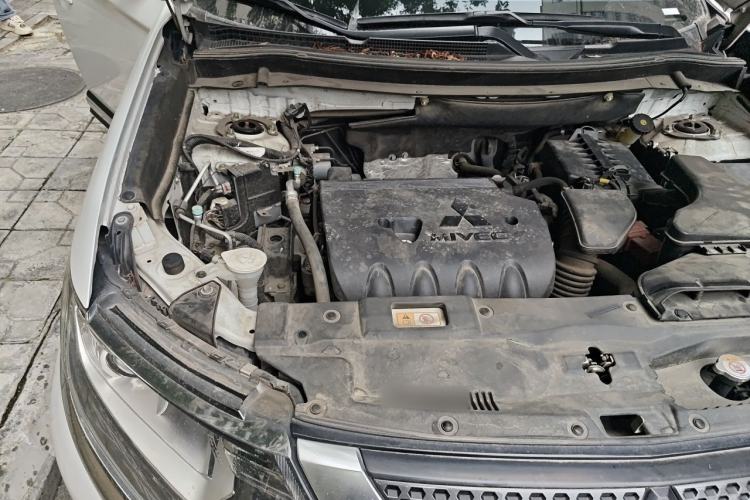 Used Mitsubishi Outlander 2019 2.0L Two-Wheel Drive Comfort Edition 5 Seats China VI Standard Engine Bay Right
