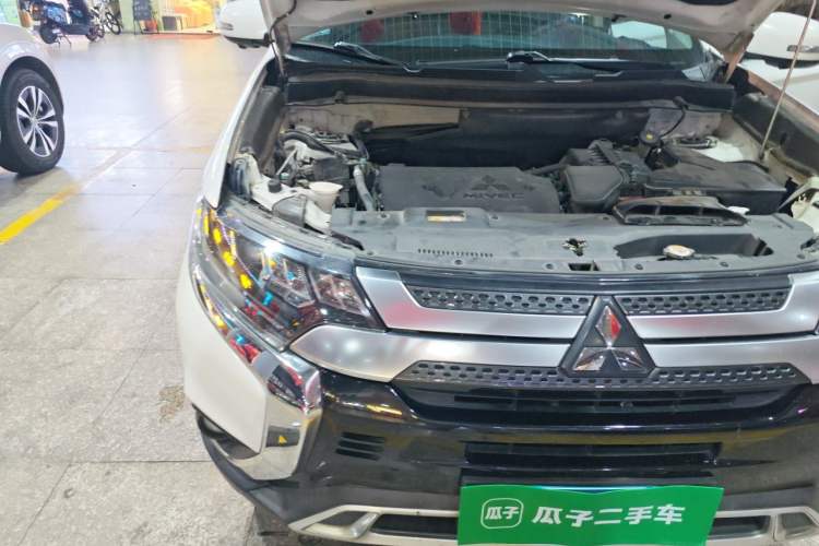 Used Mitsubishi Outlander 2019 2.4L 4x4 Zhi Xiang Edition 7 Seats China VI Standard Engine Bay Right