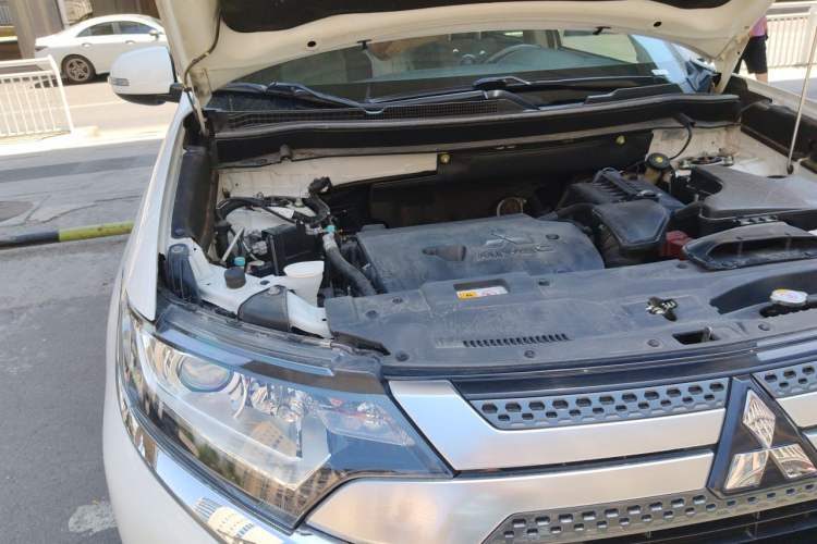 Used Mitsubishi Outlander 2019 2.0L Two-Wheel Drive Comfort Edition 5 Seats China VI Standard Engine Bay Right