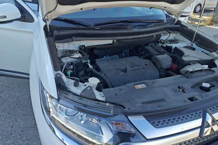 Used Mitsubishi Outlander 2019 2.0L Two-Wheel Drive Comfort Edition 7-Seater China VI Standard Engine Bay Right