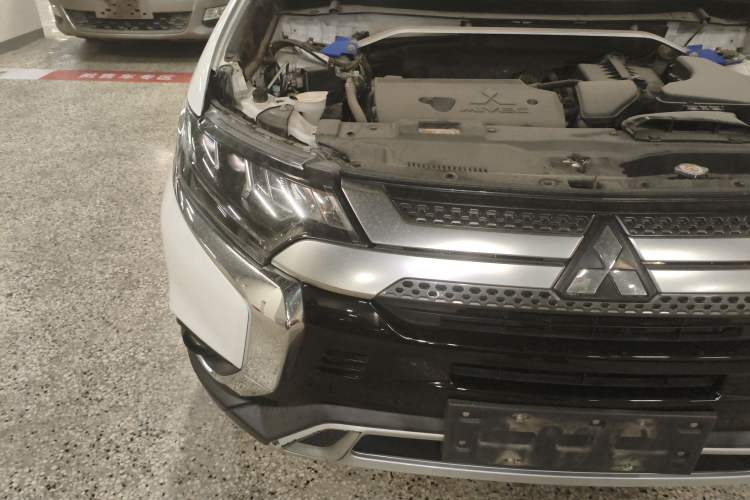 Used Mitsubishi Outlander 2019 2.4L 4x4 Zhi Xiang Edition 7 Seats China VI Standard Engine Bay Right