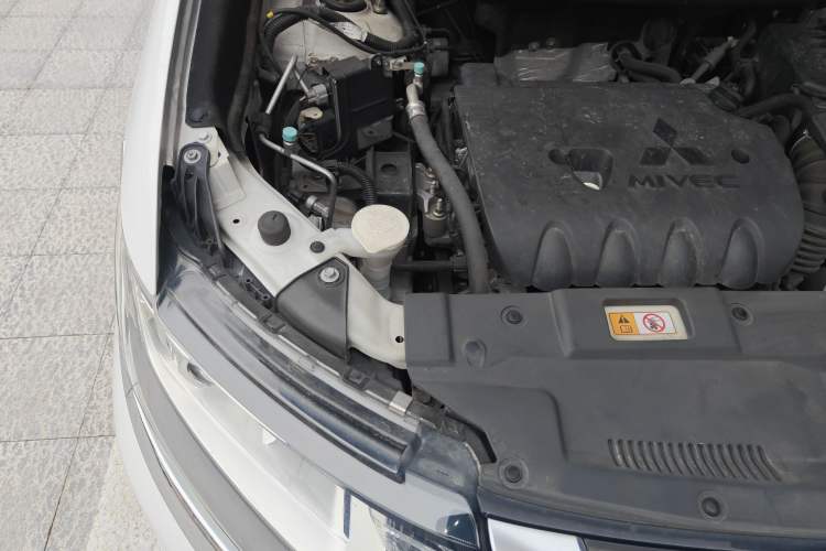 Used Mitsubishi Outlander 2019 2.0L Two-Wheel Drive Comfort Edition 5 Seats China V Standard Engine Bay Right