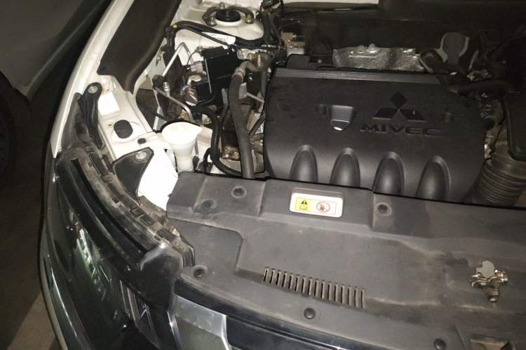 Used Mitsubishi Outlander 2019 2.4L 4x4 Zhi Xiang Edition 5 Seats China VI Standard Engine Bay Right