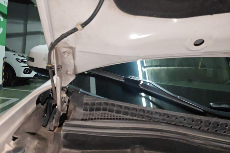 Used Mitsubishi Outlander 2019 2.0L Two-Wheel Drive Comfort Edition 7-Seater China VI Standard Engine Bay Right