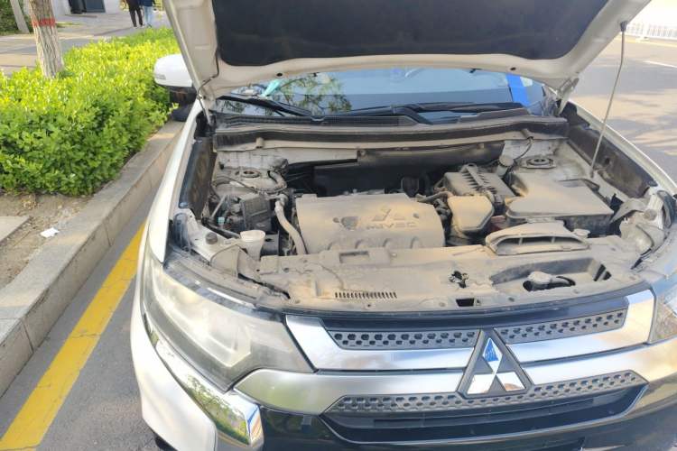 Used Mitsubishi Outlander 2019 2.0L Two-Wheel Drive Comfort Edition 5 Seats China VI Standard Engine Bay Right