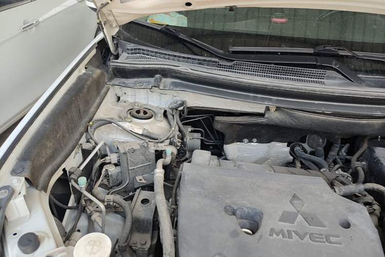 Used Mitsubishi Outlander 2019 2.0L Two-Wheel Drive Comfort Edition 5 Seats China V Standard Engine Bay Right