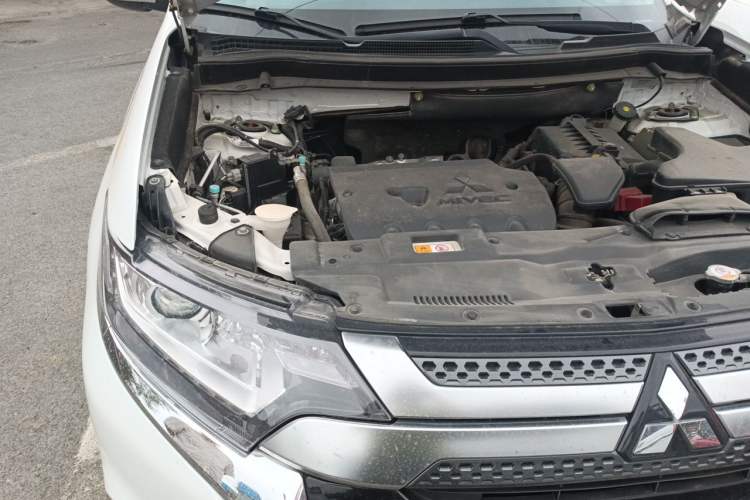 Used Mitsubishi Outlander 2019 2.0L Two-Wheel Drive Comfort Edition 5 Seats China V Standard Engine Bay Right
