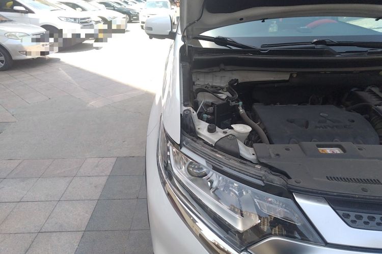 Used Mitsubishi Outlander 2019 2.0L Two-Wheel Drive Comfort Edition 7-Seater China VI Standard Engine Bay Right